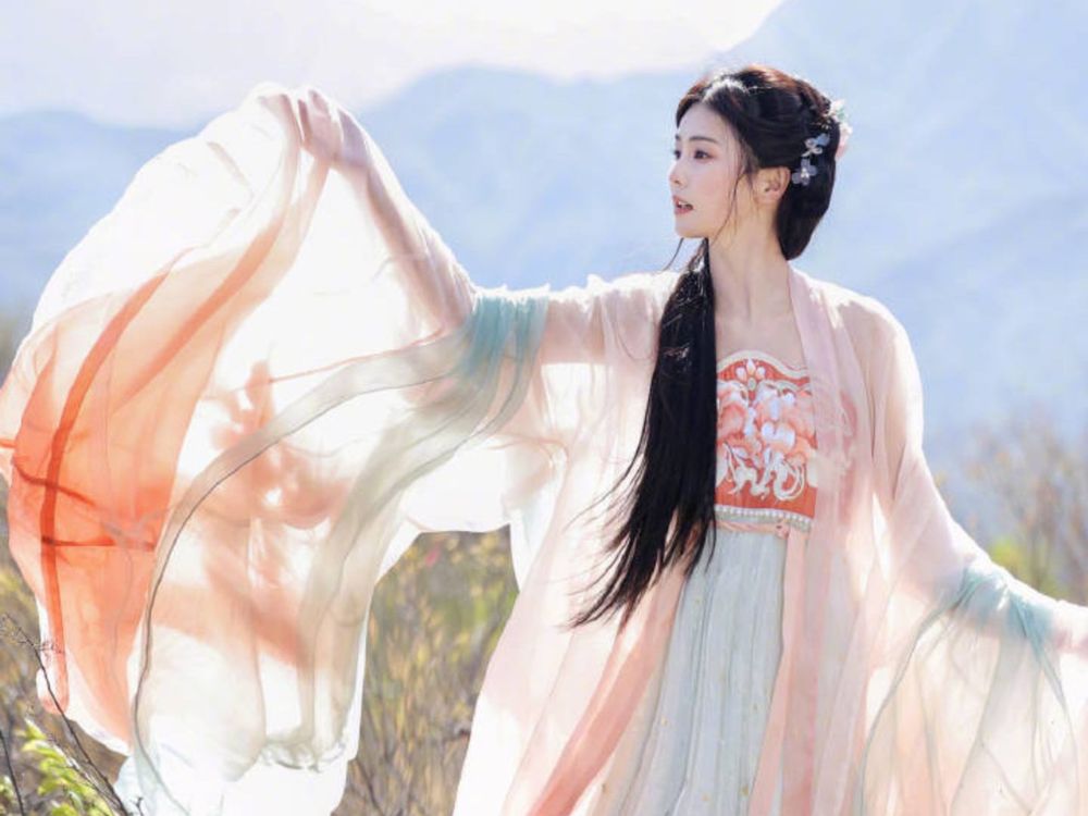 2024微博之夜白鹿獲頒「年度矚目演員獎」！必遵循的「白氏變美守則」跟著養成日常習慣，白皙鉛筆腿、滑嫩寶寶膚秒到手！-3