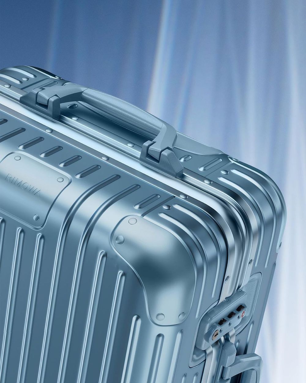 Rosé最愛行李箱品牌RIMOWA 「北極藍」夢幻限定色台灣也買得到了！尺寸、販售地點一次看！-6