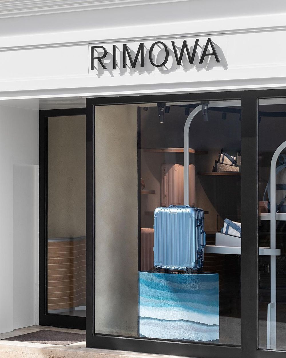 Rosé最愛行李箱品牌RIMOWA 「北極藍」夢幻限定色台灣也買得到了！尺寸、販售地點一次看！-4