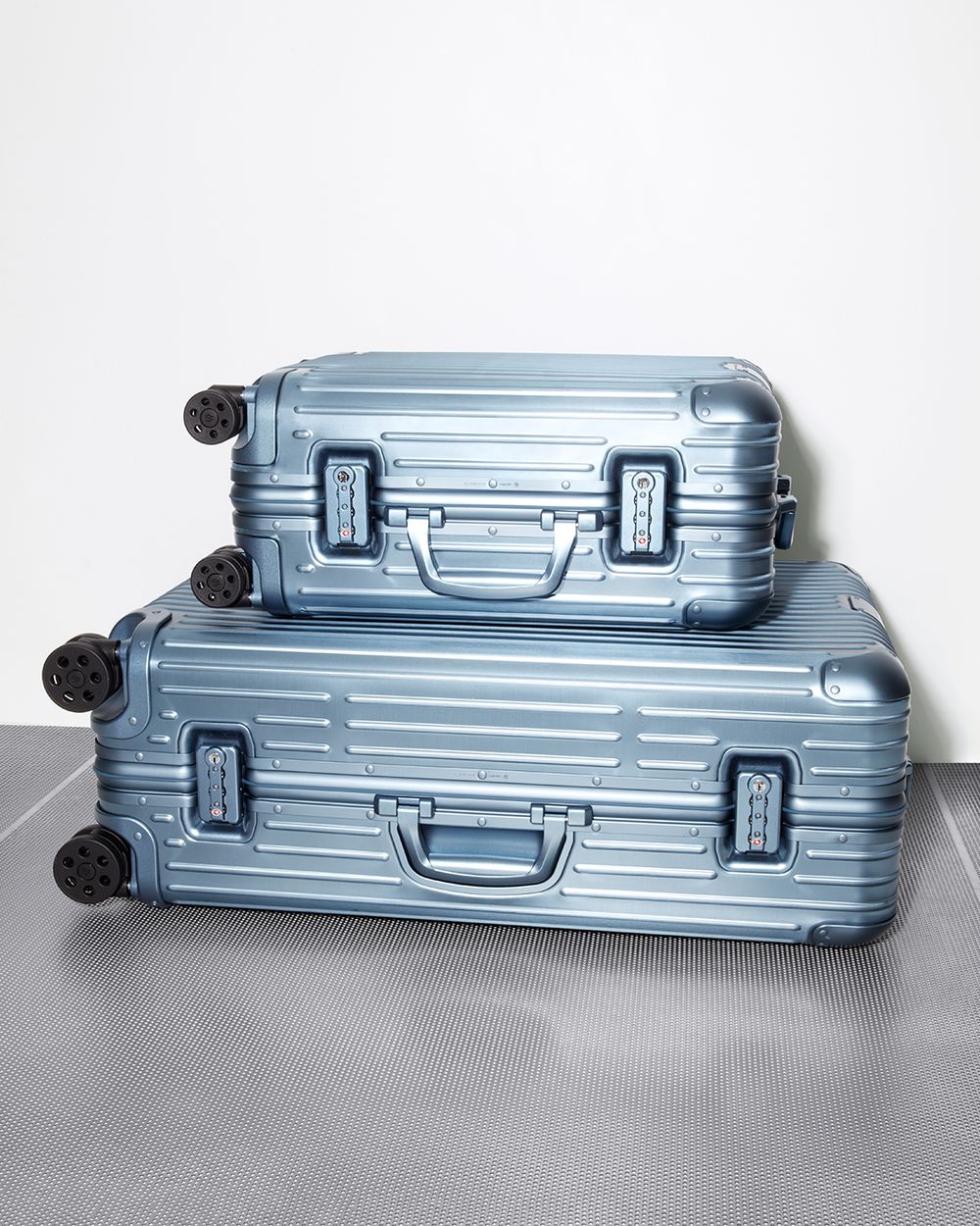 Rosé最愛行李箱品牌RIMOWA 「北極藍」夢幻限定色台灣也買得到了！尺寸、販售地點一次看！-8