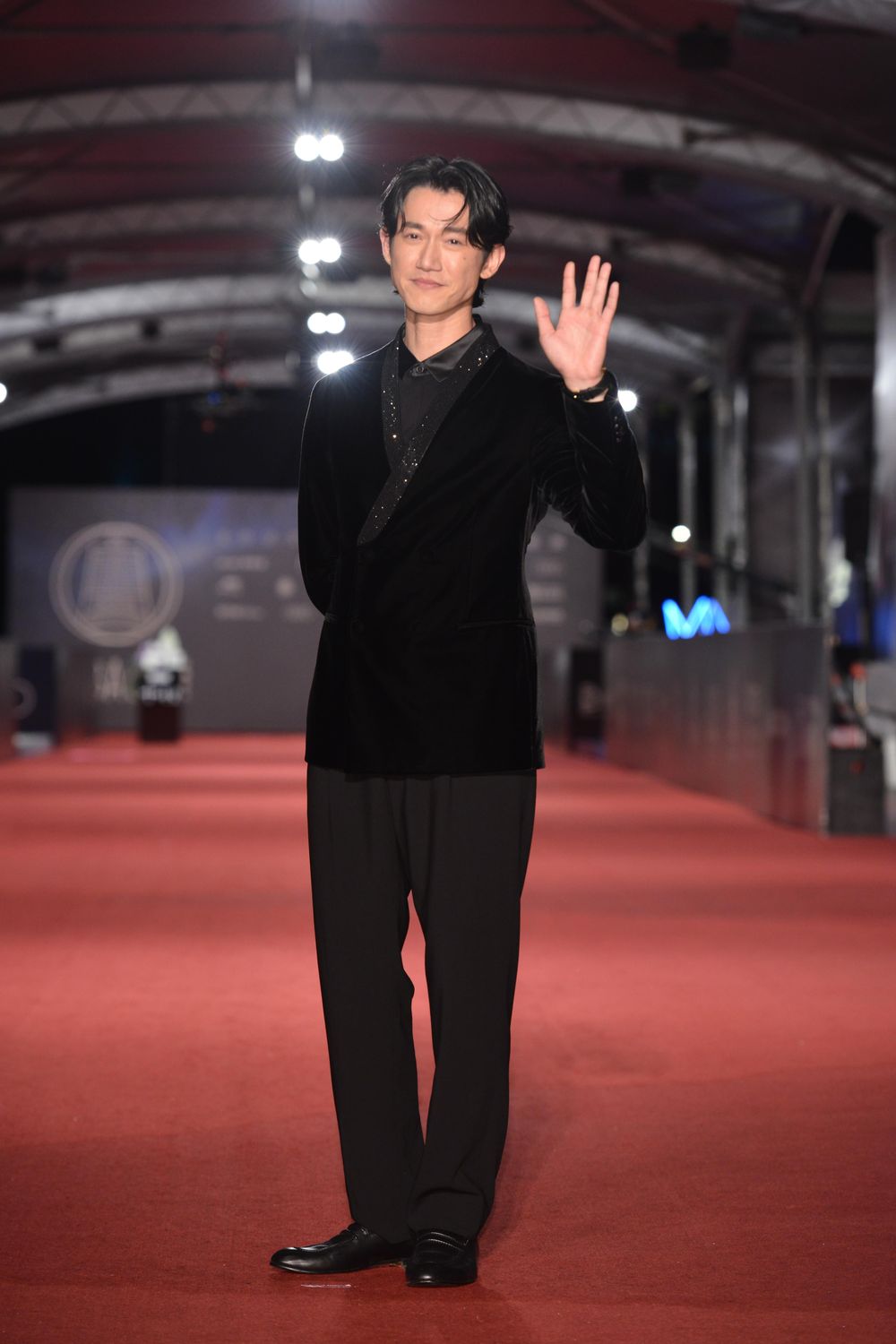 2023金鐘獎紅毯8大男神出爐！劉冠廷對戰李程彬、吳慷仁絲絨西裝成鎂光燈焦點！-4