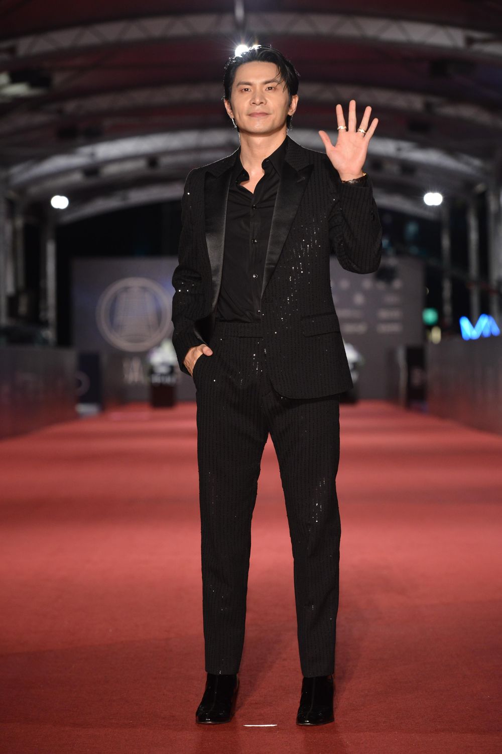 2023金鐘獎紅毯8大男神出爐！劉冠廷對戰李程彬、吳慷仁絲絨西裝成鎂光燈焦點！-5
