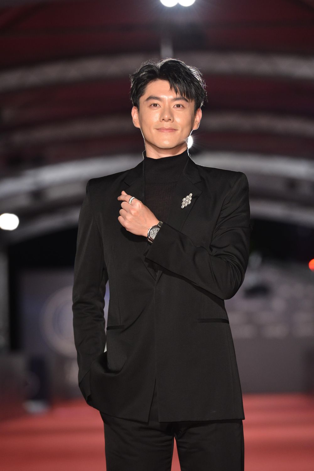 2023金鐘獎紅毯8大男神出爐！劉冠廷對戰李程彬、吳慷仁絲絨西裝成鎂光燈焦點！-7
