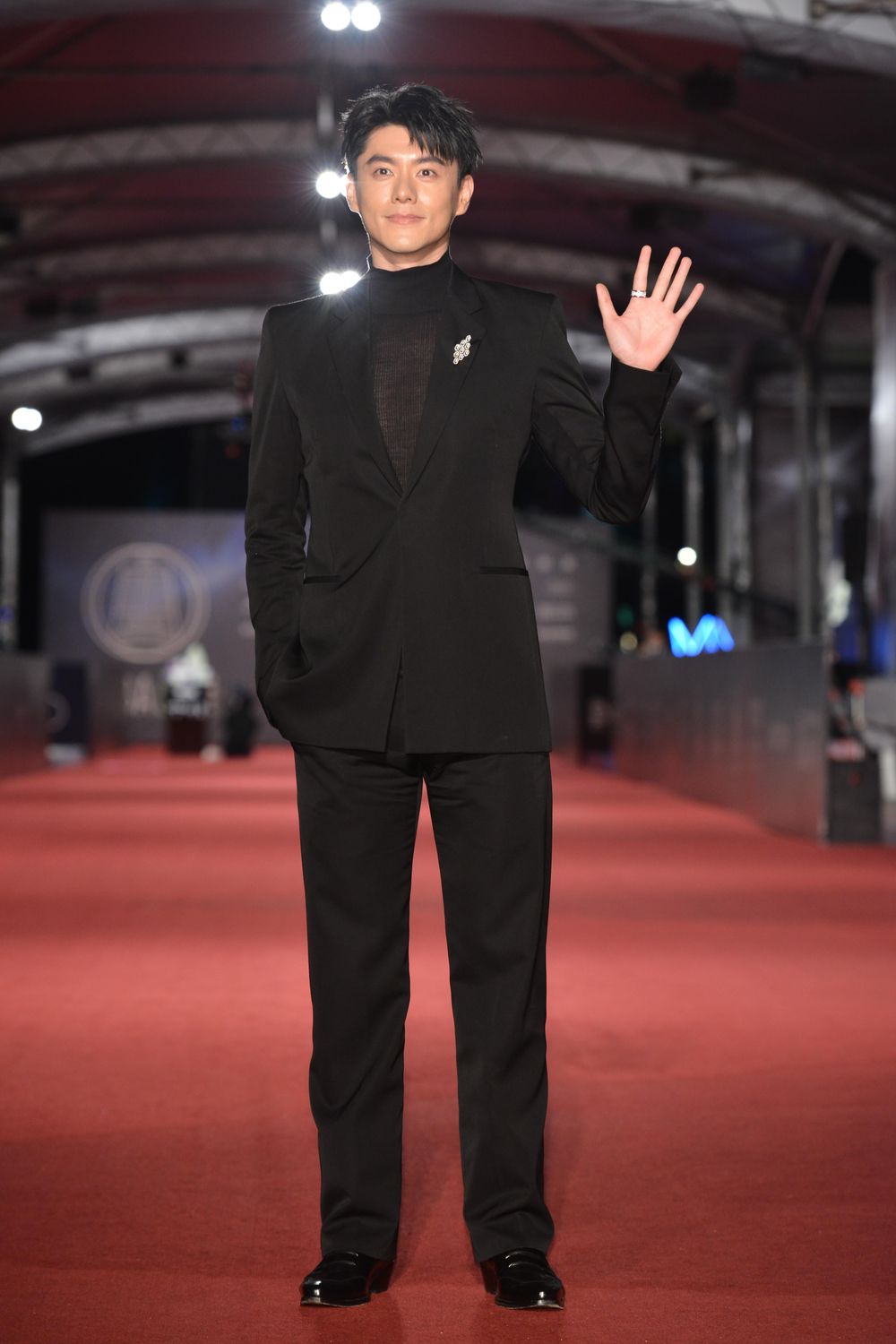 2023金鐘獎紅毯8大男神出爐！劉冠廷對戰李程彬、吳慷仁絲絨西裝成鎂光燈焦點！-8