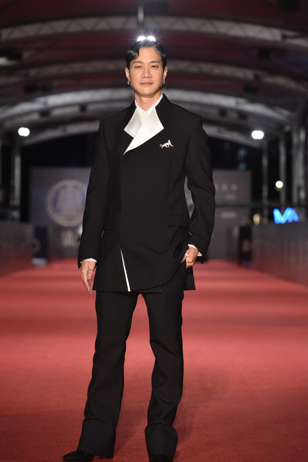 2023金鐘獎紅毯8大男神出爐！劉冠廷對戰李程彬、吳慷仁絲絨西裝成鎂光燈焦點！-9