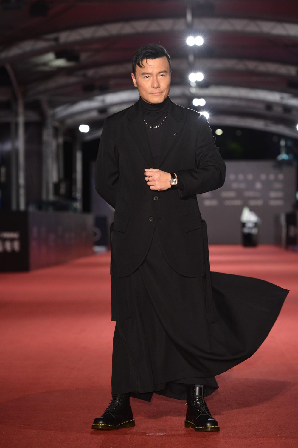 2023金鐘獎紅毯8大男神出爐！劉冠廷對戰李程彬、吳慷仁絲絨西裝成鎂光燈焦點！-13