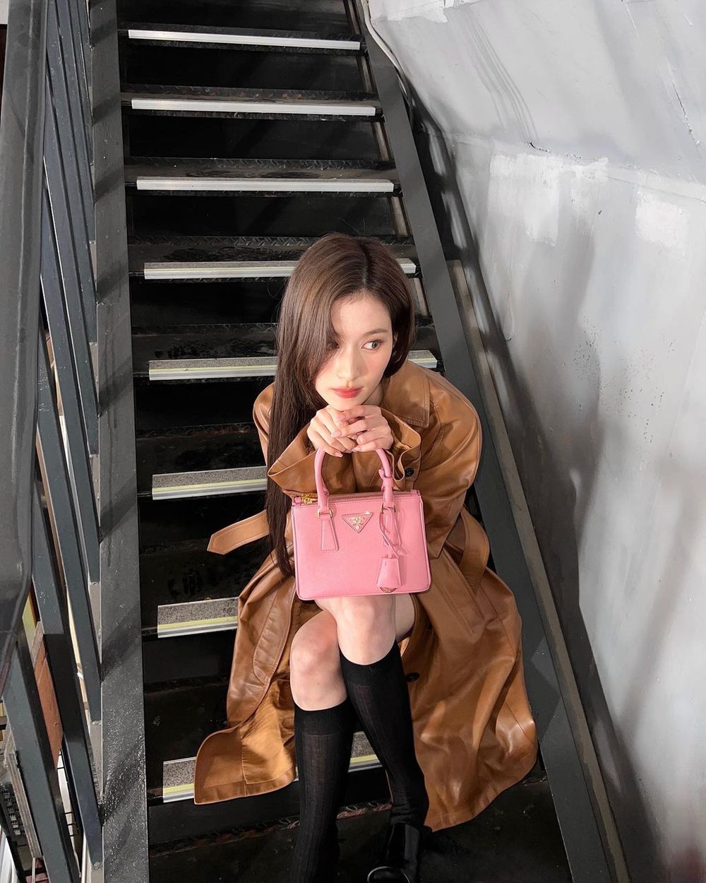 Prada真的太會挑人！Sana紗紗女王穿深V洋裝「有料身材」男裝大秀都在看她！-1