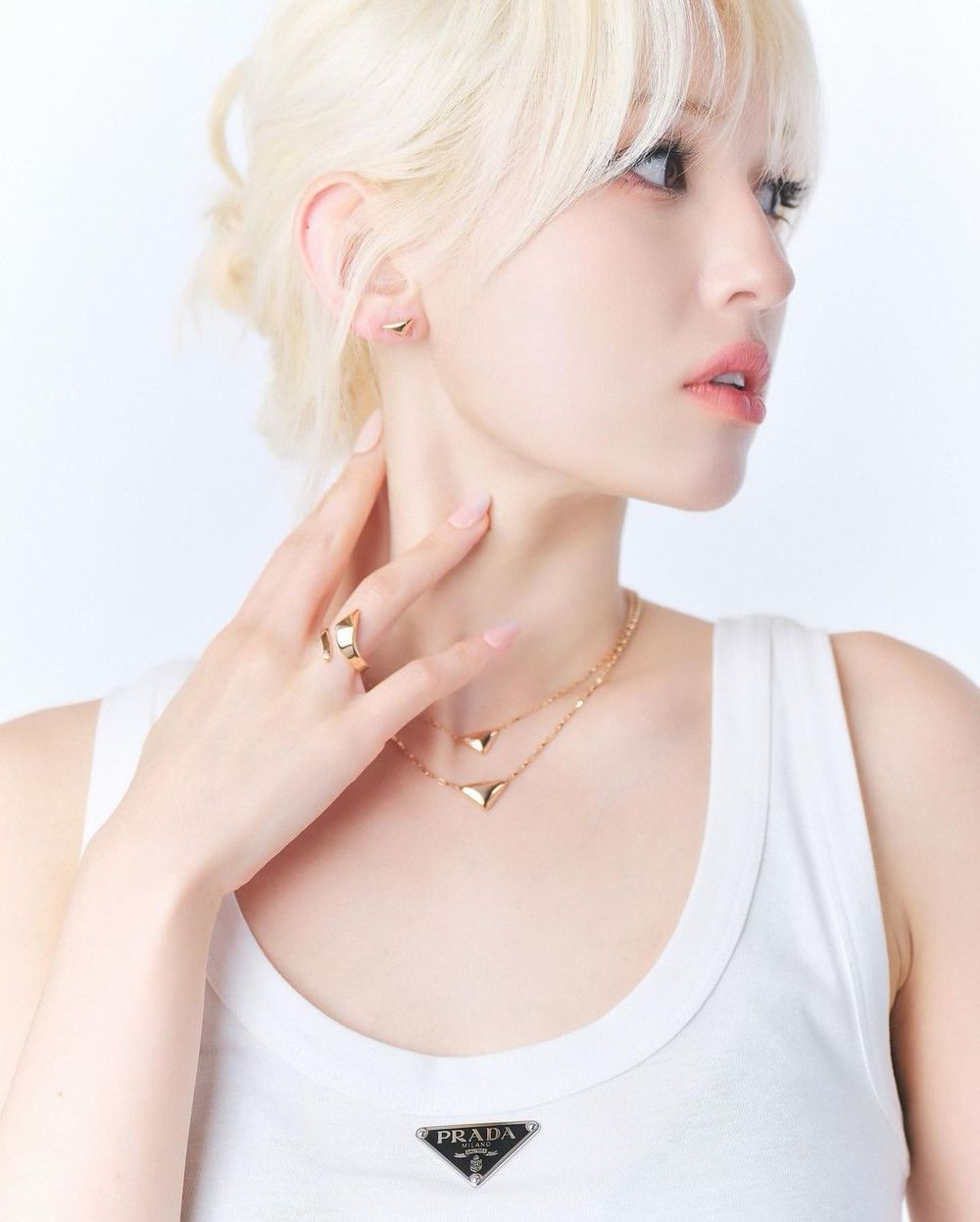 Prada真的太會挑人！Sana紗紗女王穿深V洋裝「有料身材」男裝大秀都在看她！-4