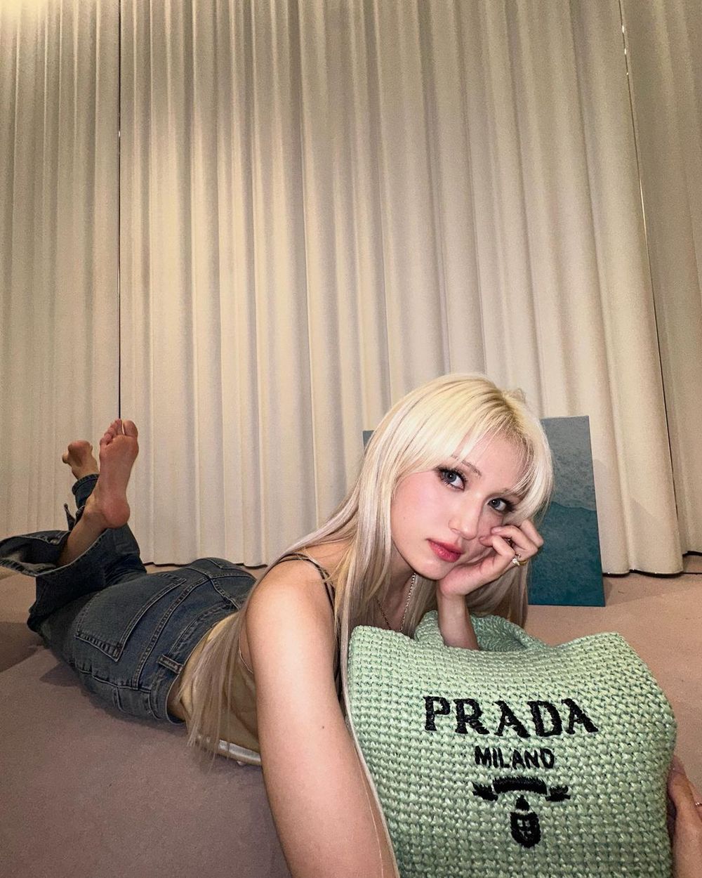 Prada真的太會挑人！Sana紗紗女王穿深V洋裝「有料身材」男裝大秀都在看她！-5