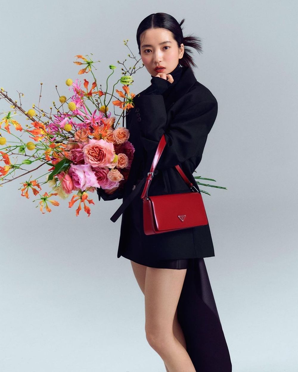 Prada真的太會挑人！Sana紗紗女王穿深V洋裝「有料身材」男裝大秀都在看她！-7