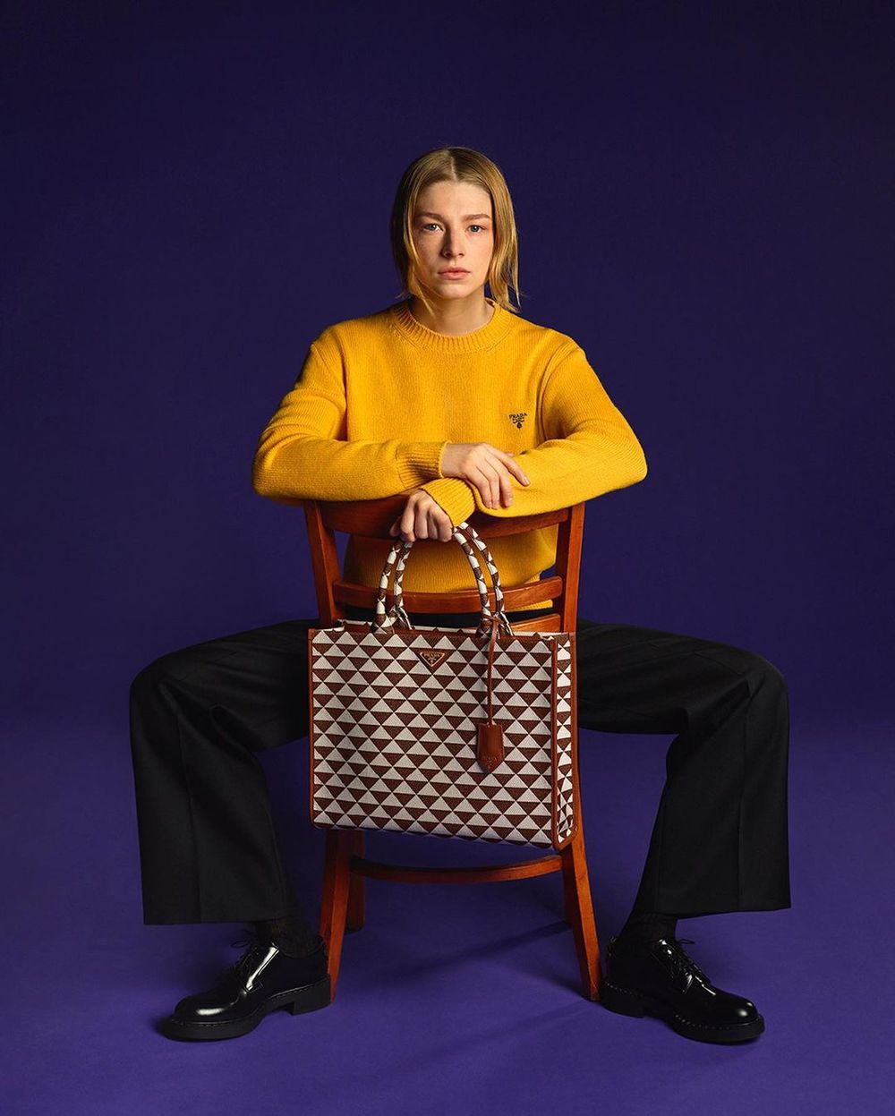 Prada真的太會挑人！Sana紗紗女王穿深V洋裝「有料身材」男裝大秀都在看她！-9