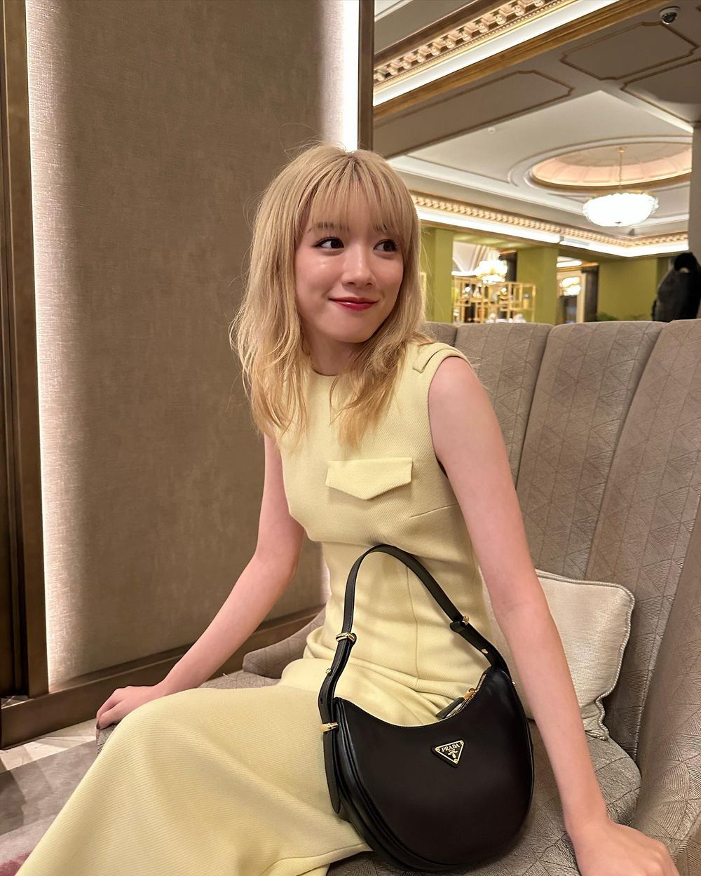 Prada真的太會挑人！Sana紗紗女王穿深V洋裝「有料身材」男裝大秀都在看她！-12