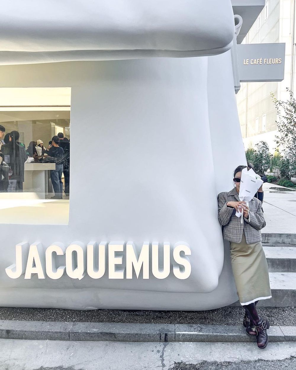 韓國女生人手一咖！Jacquemus快閃店「放大版奶油包」空降韓國聖水洞！必買經典款是這些！-2