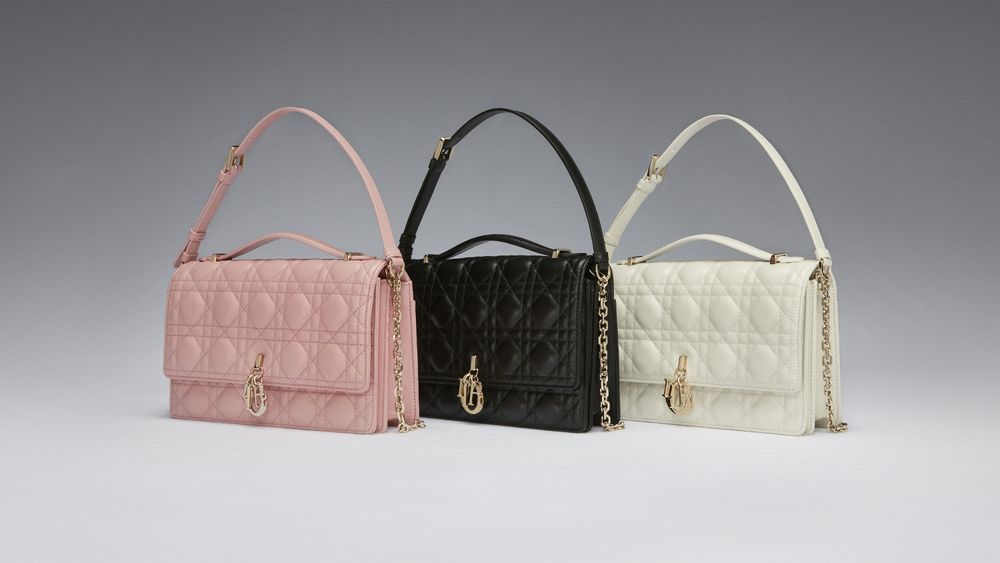 2024最強必買Dior新包包預測！JISOO鏈帶包、揹帶版托特包、小水桶包…價格目錄一次看！-1