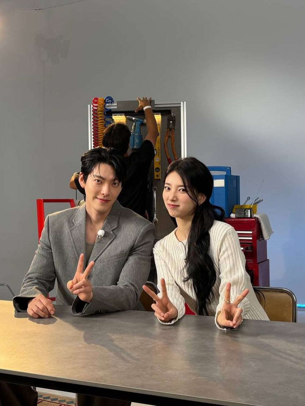 《許願吧，精靈》秀智演活瘋批美人！逆天美貌的7個「美肌瘦身秘訣」，自創洗臉法、企鵝運動韓妞都在做！-12