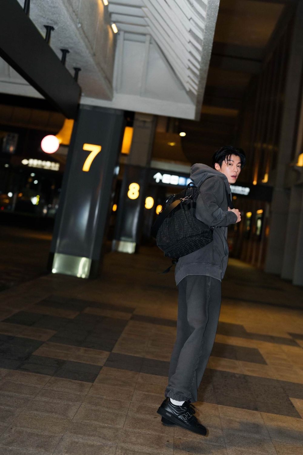 野生「長腿男神」許光漢、李敏鎬太帥！現身機場飛米蘭出席FENDI大秀！-4