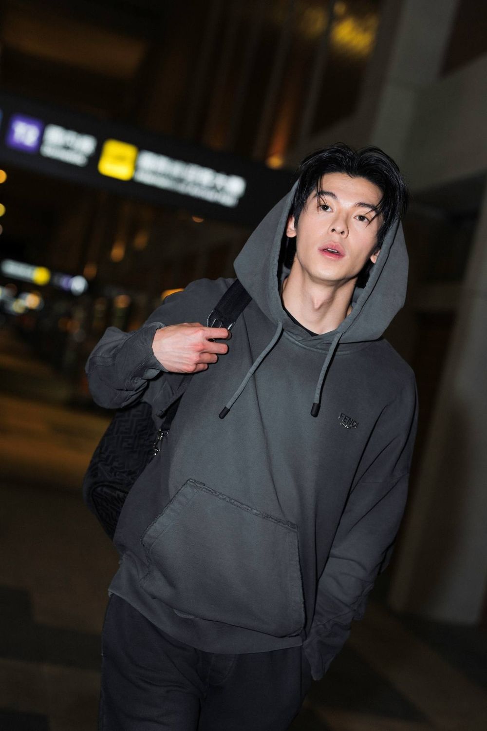 野生「長腿男神」許光漢、李敏鎬太帥！現身機場飛米蘭出席FENDI大秀！-5