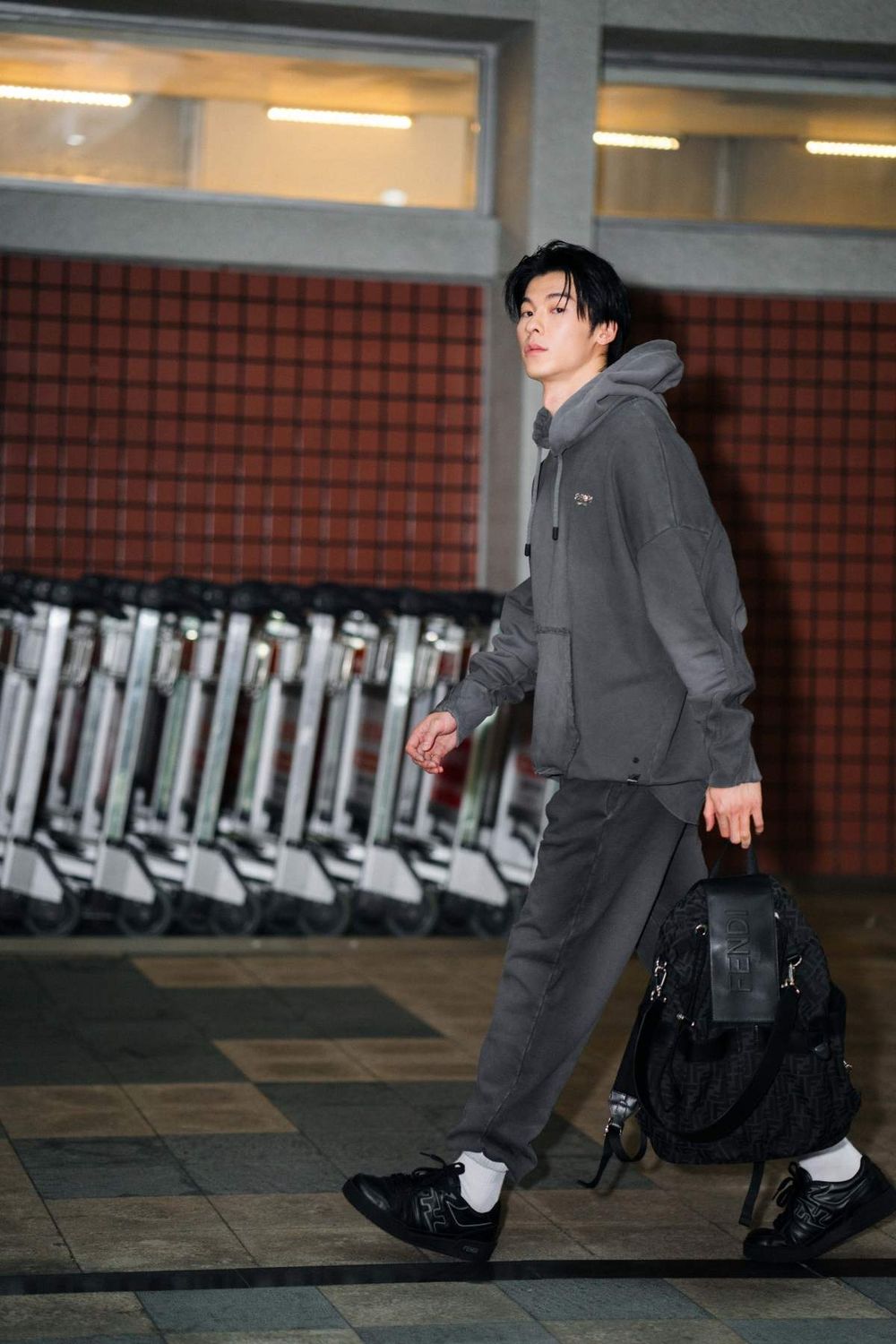 野生「長腿男神」許光漢、李敏鎬太帥！現身機場飛米蘭出席FENDI大秀！-2