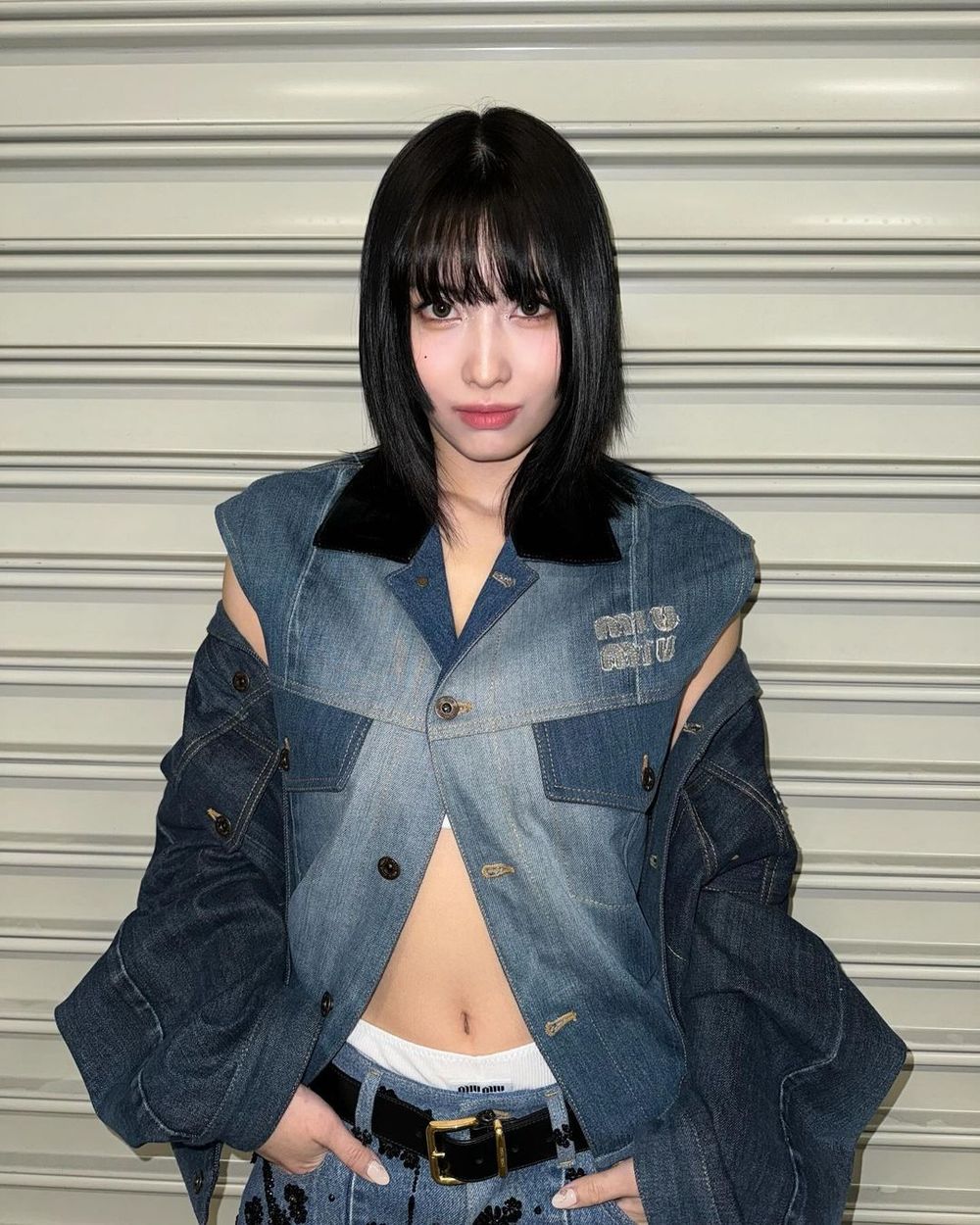 「人間芭比」張員瑛穿MIU MIU最新丹寧褲，107公分長腿比例好到嚇人！-14