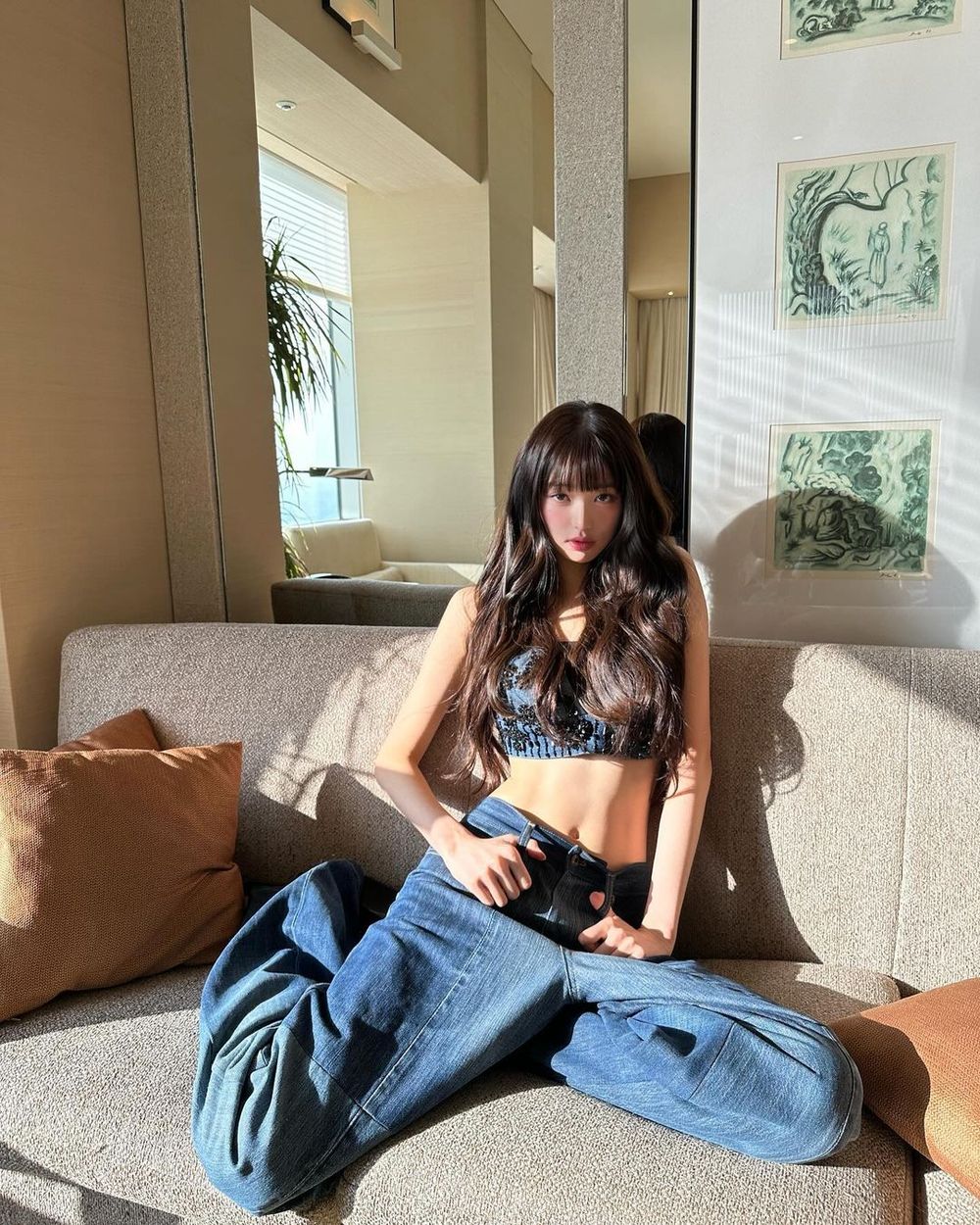 「人間芭比」張員瑛穿MIU MIU最新丹寧褲，107公分長腿比例好到嚇人！-7