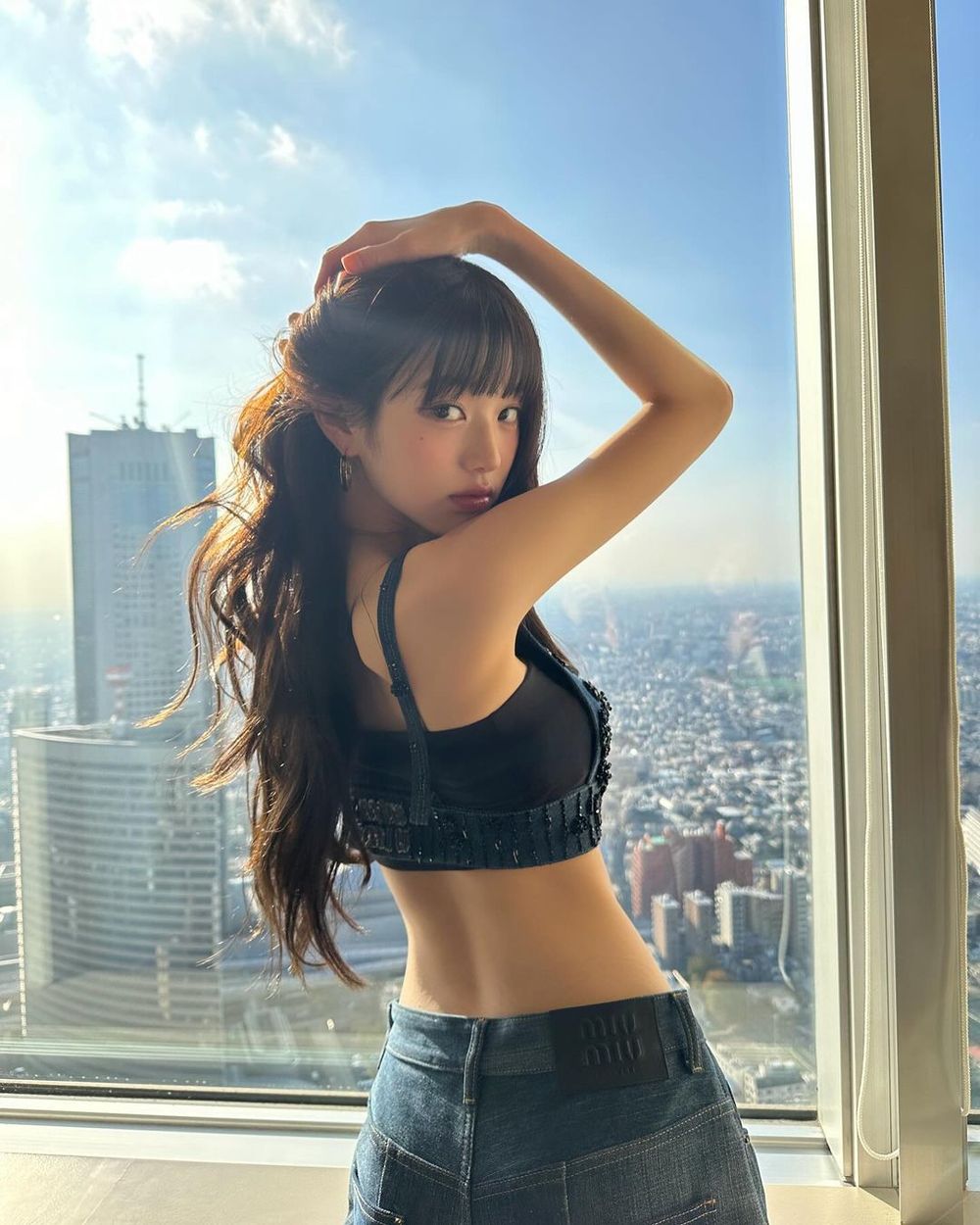 「人間芭比」張員瑛穿MIU MIU最新丹寧褲，107公分長腿比例好到嚇人！-5