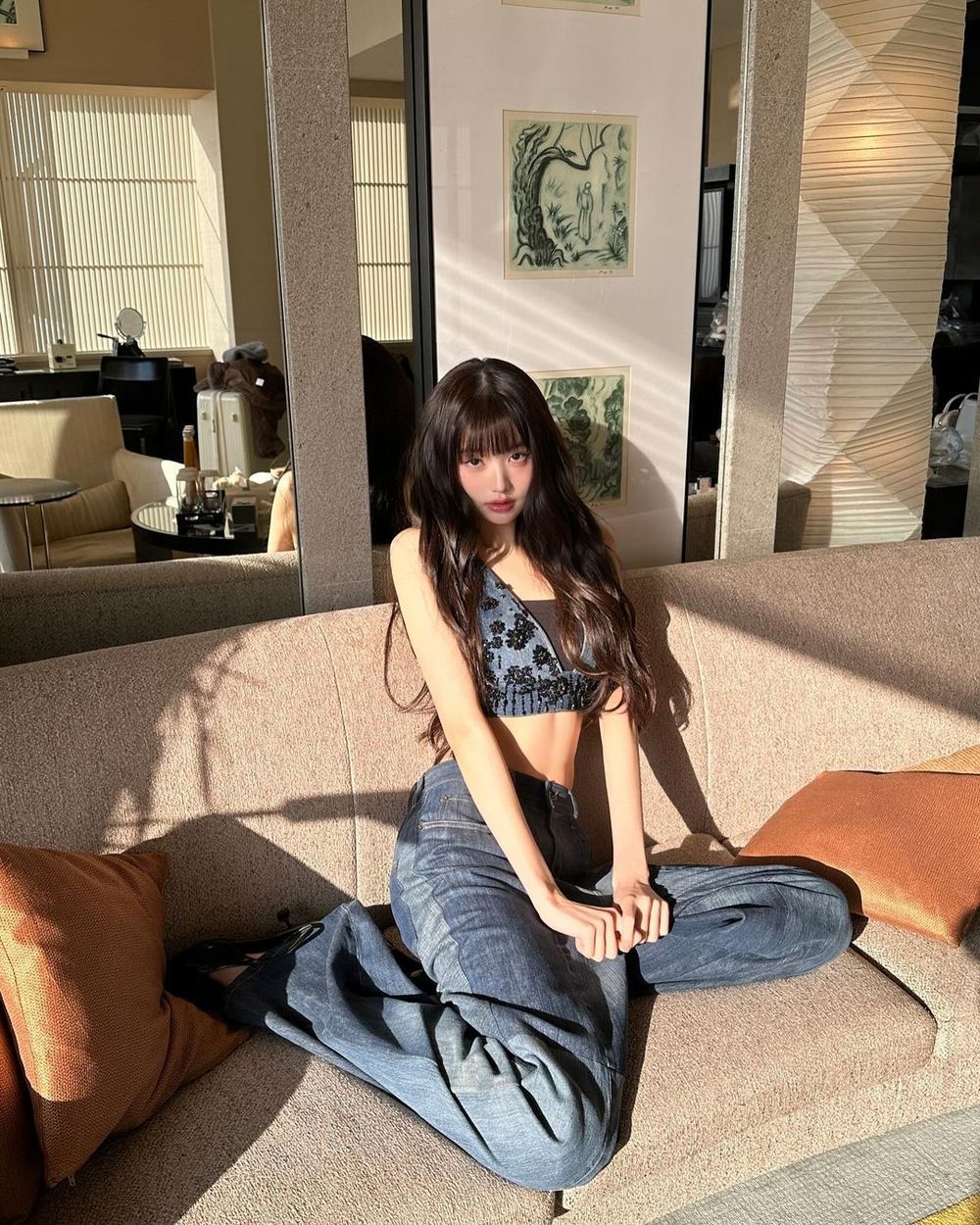 「人間芭比」張員瑛穿MIU MIU最新丹寧褲，107公分長腿比例好到嚇人！-4