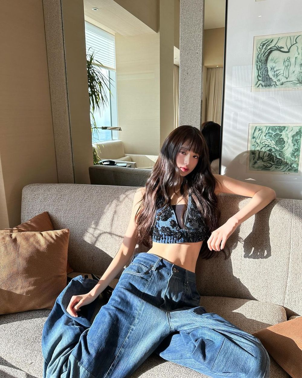 「人間芭比」張員瑛穿MIU MIU最新丹寧褲，107公分長腿比例好到嚇人！-1