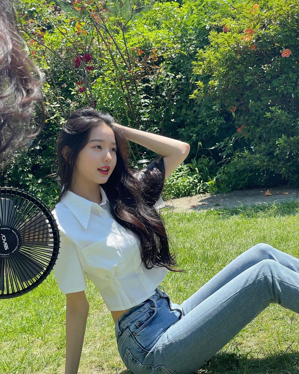 「人間芭比」張員瑛穿MIU MIU最新丹寧褲，107公分長腿比例好到嚇人！-18