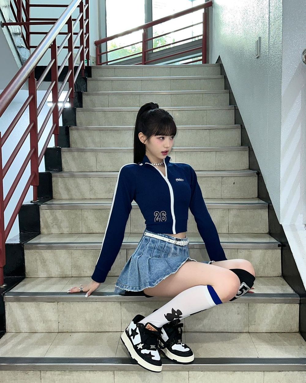 「人間芭比」張員瑛穿MIU MIU最新丹寧褲，107公分長腿比例好到嚇人！-21