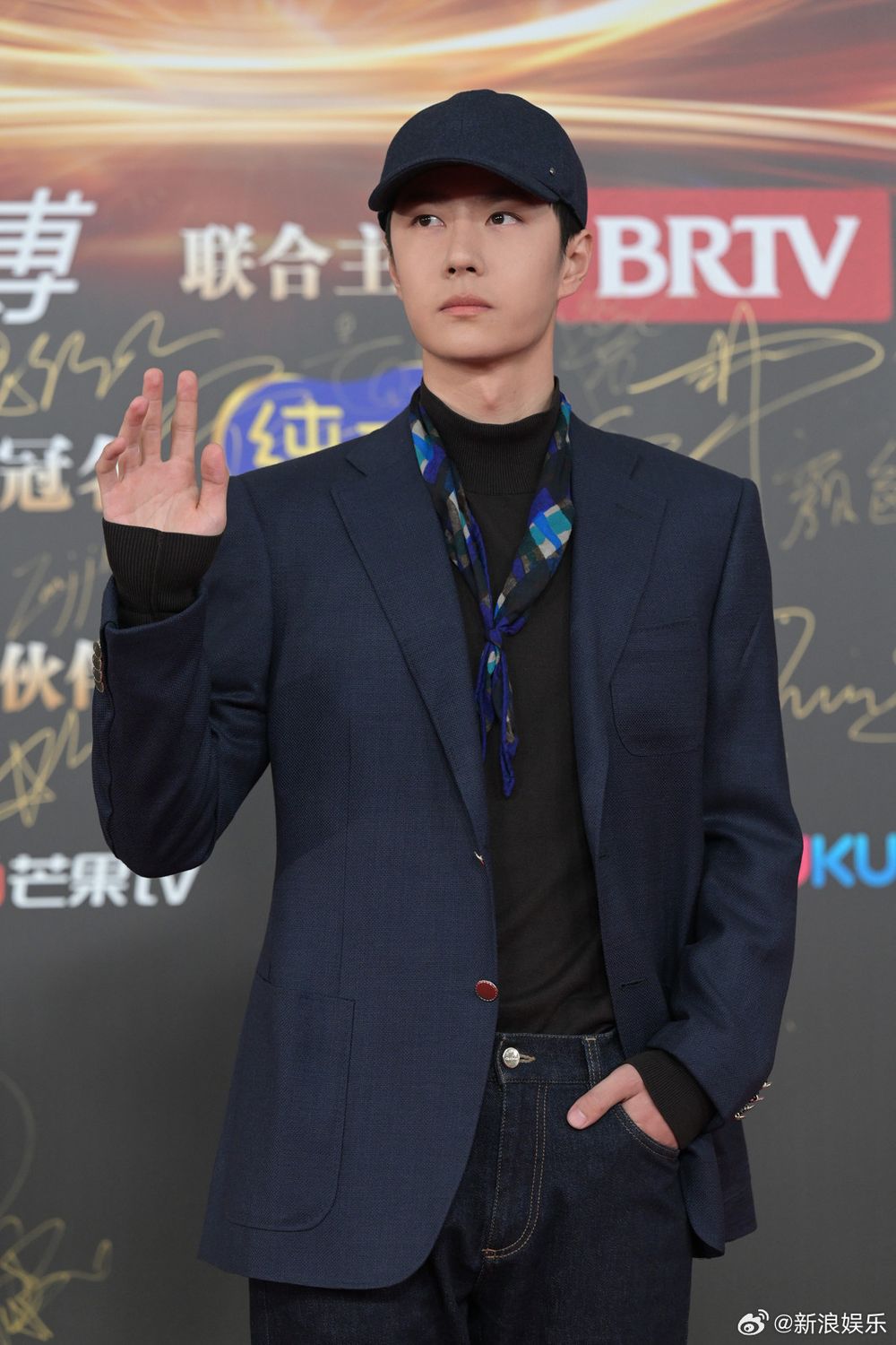 2023微博之夜出席男星紅毯造型直擊！「雙帥」王鶴棣&檀健次合體搞笑，肖戰、王一博帥出新高度！-9