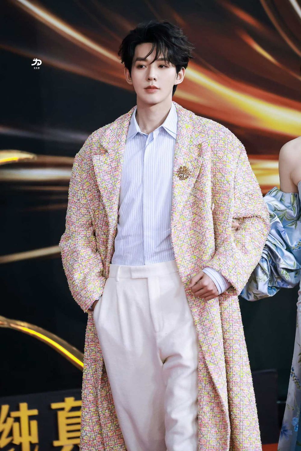 2023微博之夜出席男星紅毯造型直擊！「雙帥」王鶴棣&檀健次合體搞笑，肖戰、王一博帥出新高度！-11