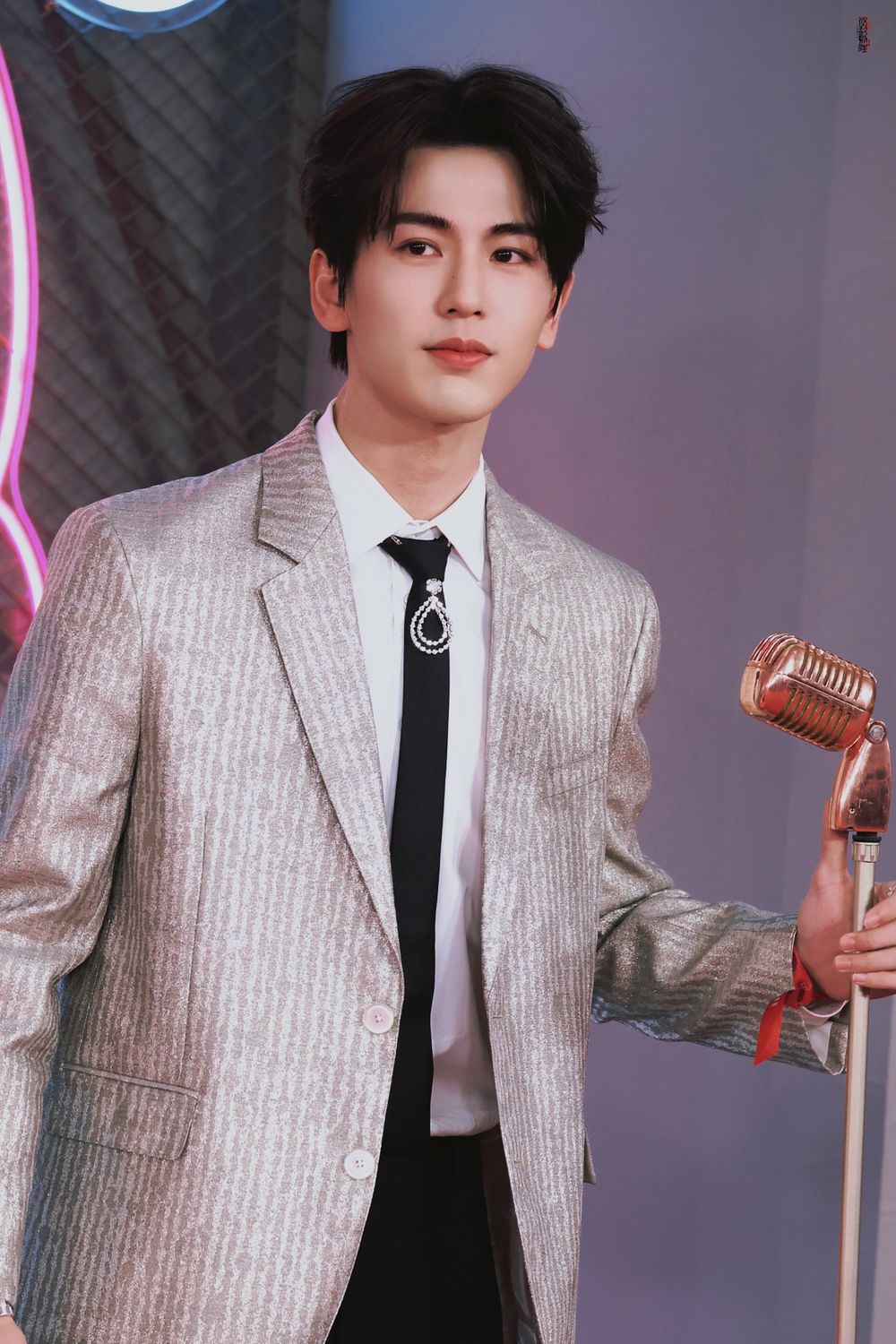 2023微博之夜出席男星紅毯造型直擊！「雙帥」王鶴棣&檀健次合體搞笑，肖戰、王一博帥出新高度！-22