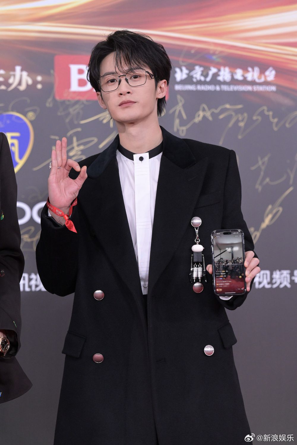 2023微博之夜出席男星紅毯造型直擊！「雙帥」王鶴棣&檀健次合體搞笑，肖戰、王一博帥出新高度！-8