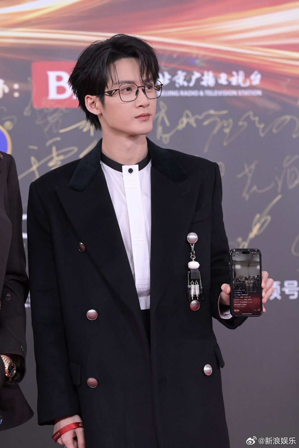 2023微博之夜出席男星紅毯造型直擊！「雙帥」王鶴棣&檀健次合體搞笑，肖戰、王一博帥出新高度！-7