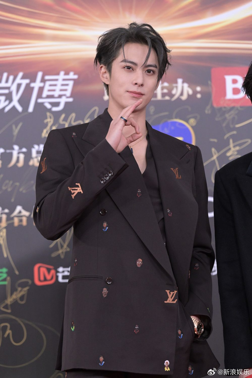 2023微博之夜出席男星紅毯造型直擊！「雙帥」王鶴棣&檀健次合體搞笑，肖戰、王一博帥出新高度！-5