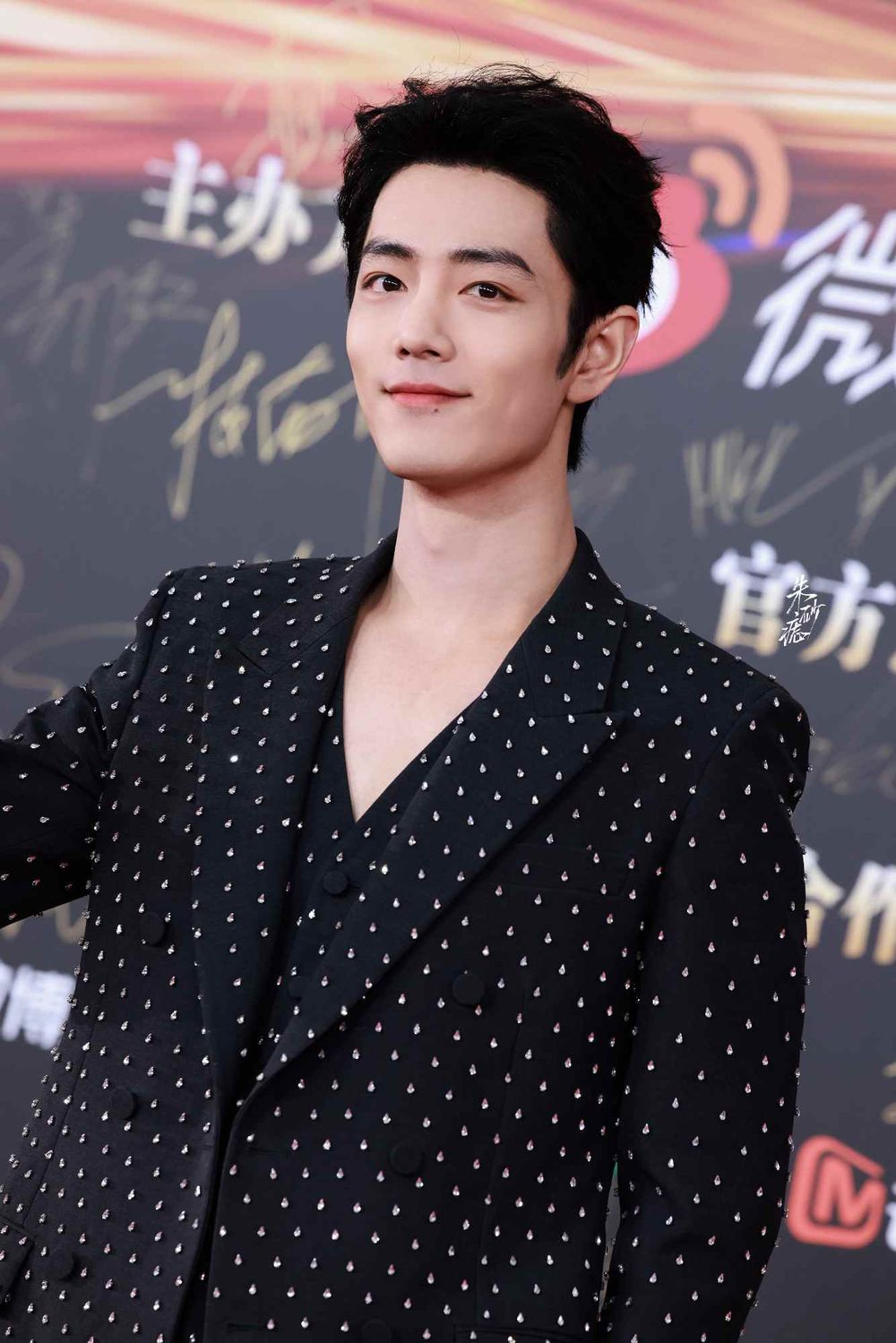 2023微博之夜出席男星紅毯造型直擊！「雙帥」王鶴棣&檀健次合體搞笑，肖戰、王一博帥出新高度！-3