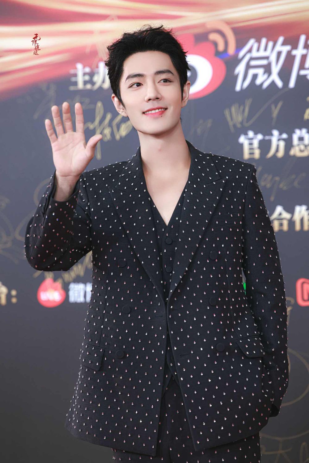 2023微博之夜出席男星紅毯造型直擊！「雙帥」王鶴棣&檀健次合體搞笑，肖戰、王一博帥出新高度！-4