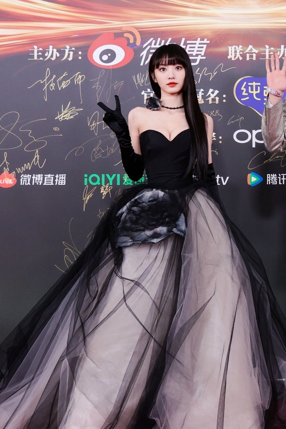 2023微博之夜出席女星紅毯造型直擊！95小花趙露思斑點裝超吸睛，古力娜扎cos選美小姐，白鹿獲全網好評！-19
