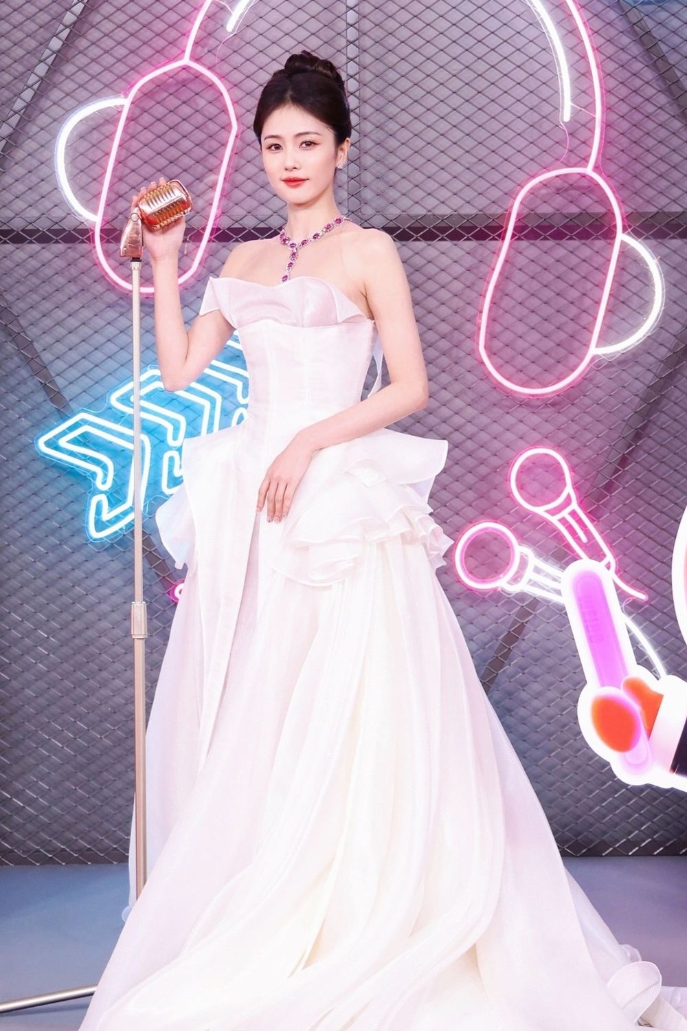 2023微博之夜出席女星紅毯造型直擊！95小花趙露思斑點裝超吸睛，古力娜扎cos選美小姐，白鹿獲全網好評！-8