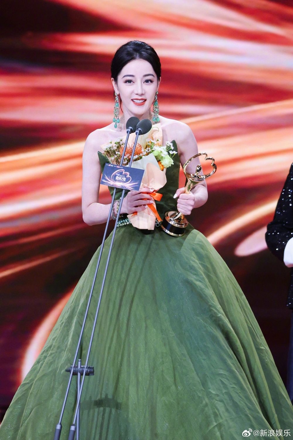 2023微博之夜出席女星紅毯造型直擊！95小花趙露思斑點裝超吸睛，古力娜扎cos選美小姐，白鹿獲全網好評！-4
