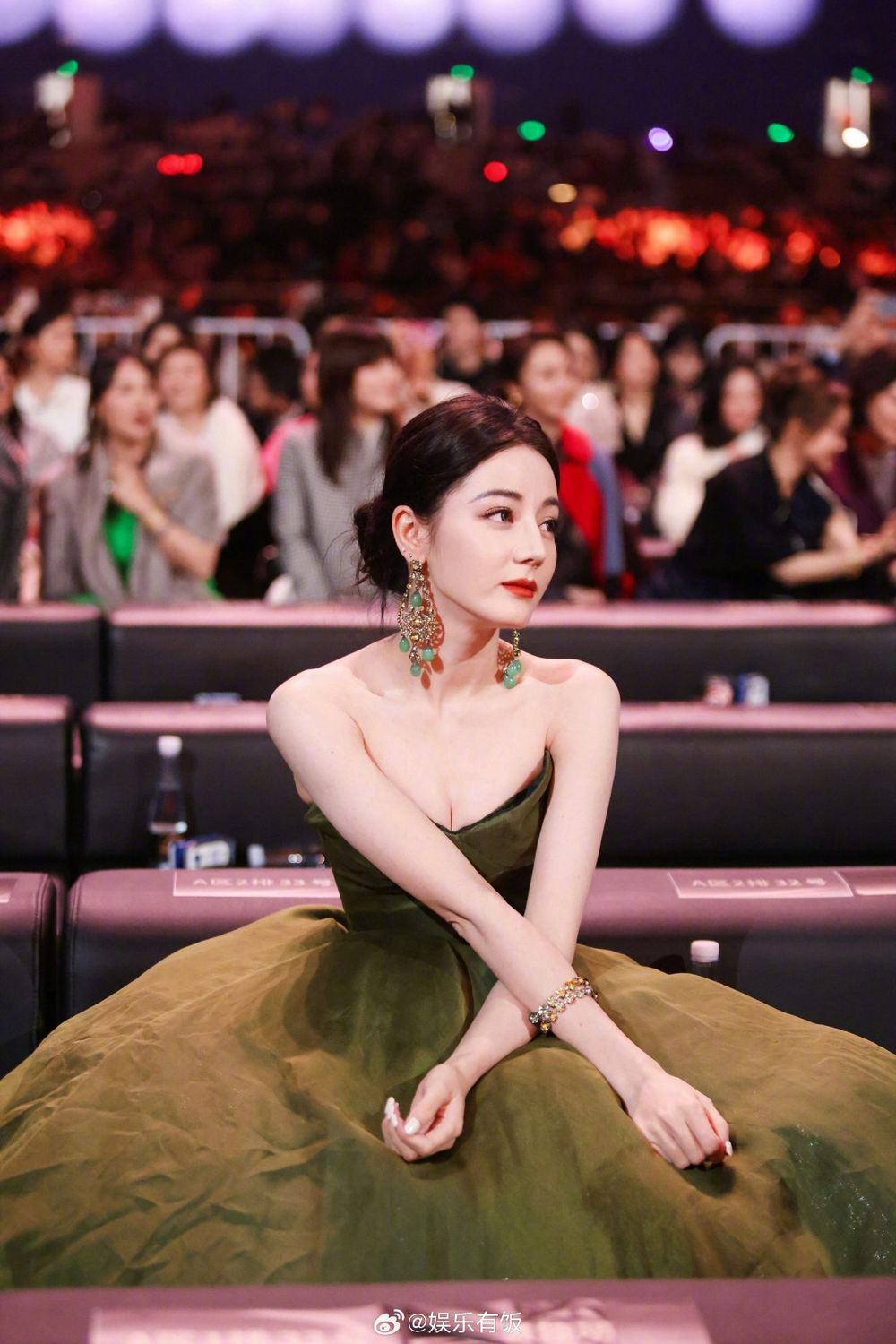 2023微博之夜出席女星紅毯造型直擊！95小花趙露思斑點裝超吸睛，古力娜扎cos選美小姐，白鹿獲全網好評！-5