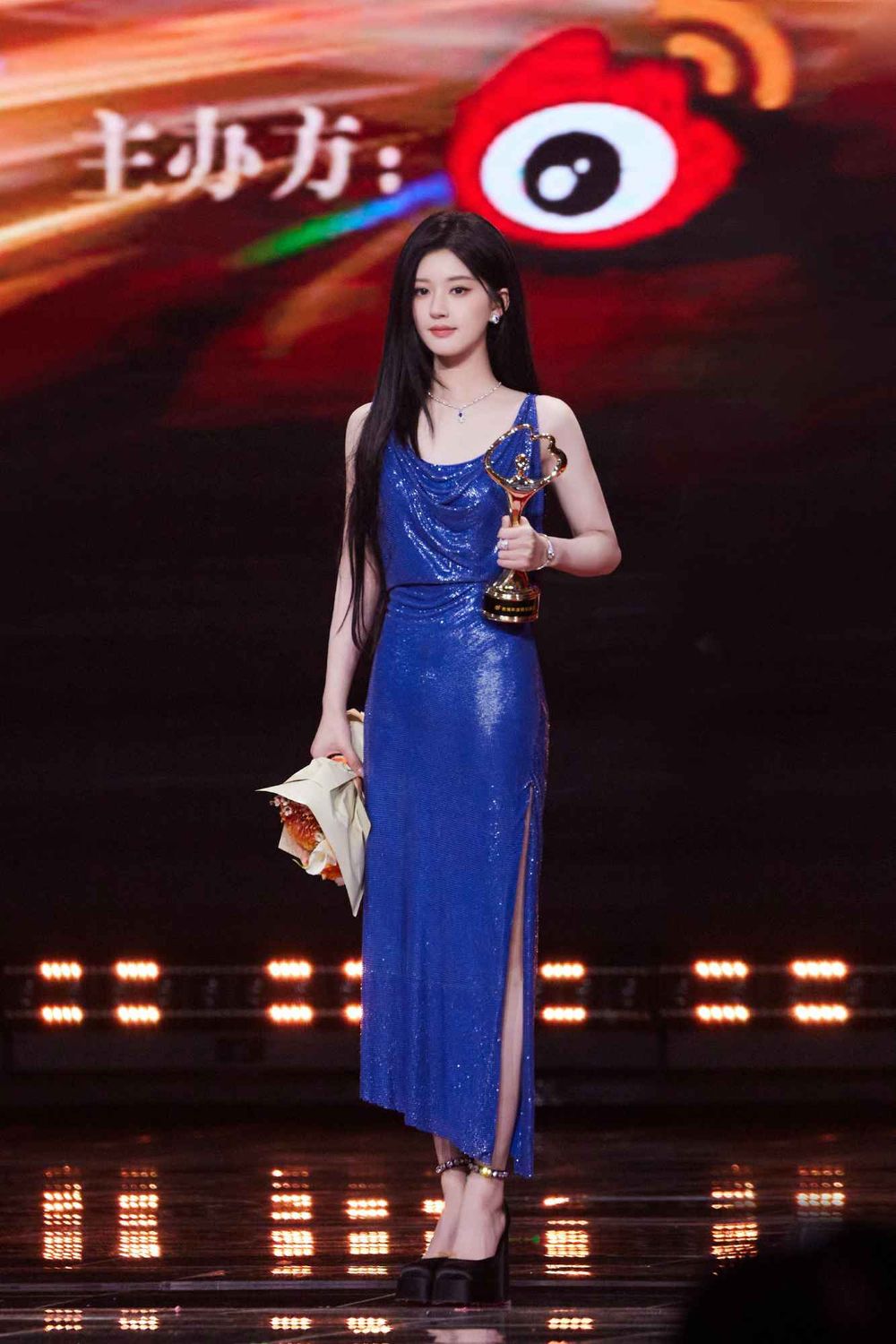2023微博之夜出席女星紅毯造型直擊！95小花趙露思斑點裝超吸睛，古力娜扎cos選美小姐，白鹿獲全網好評！-7