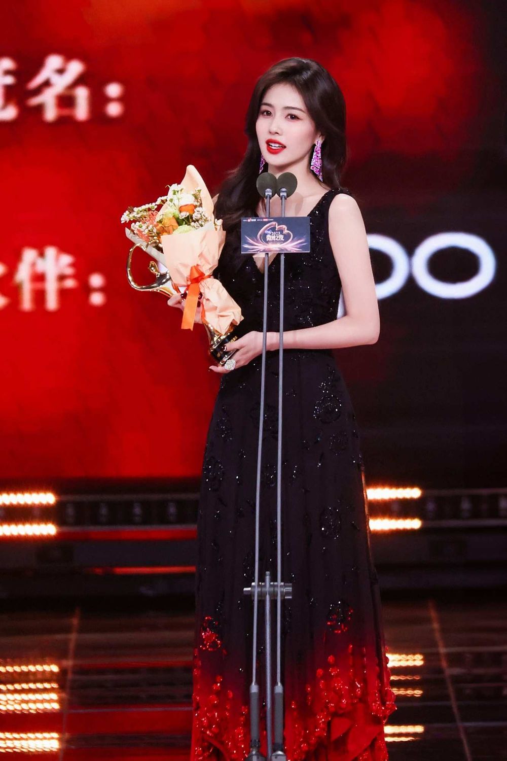 2023微博之夜出席女星紅毯造型直擊！95小花趙露思斑點裝超吸睛，古力娜扎cos選美小姐，白鹿獲全網好評！-9