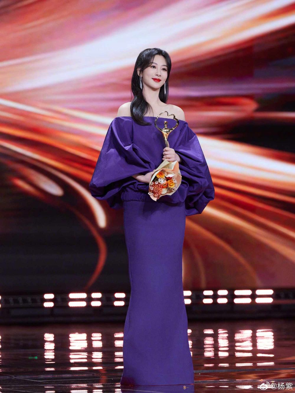 2023微博之夜出席女星紅毯造型直擊！95小花趙露思斑點裝超吸睛，古力娜扎cos選美小姐，白鹿獲全網好評！-2