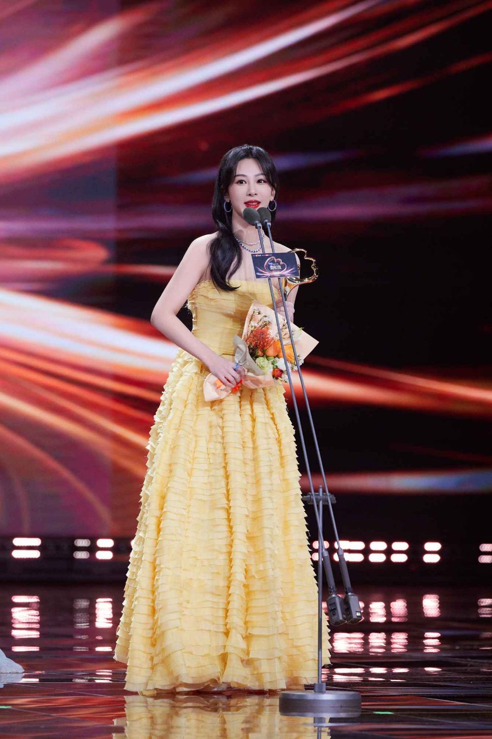 2023微博之夜出席女星紅毯造型直擊！95小花趙露思斑點裝超吸睛，古力娜扎cos選美小姐，白鹿獲全網好評！-3