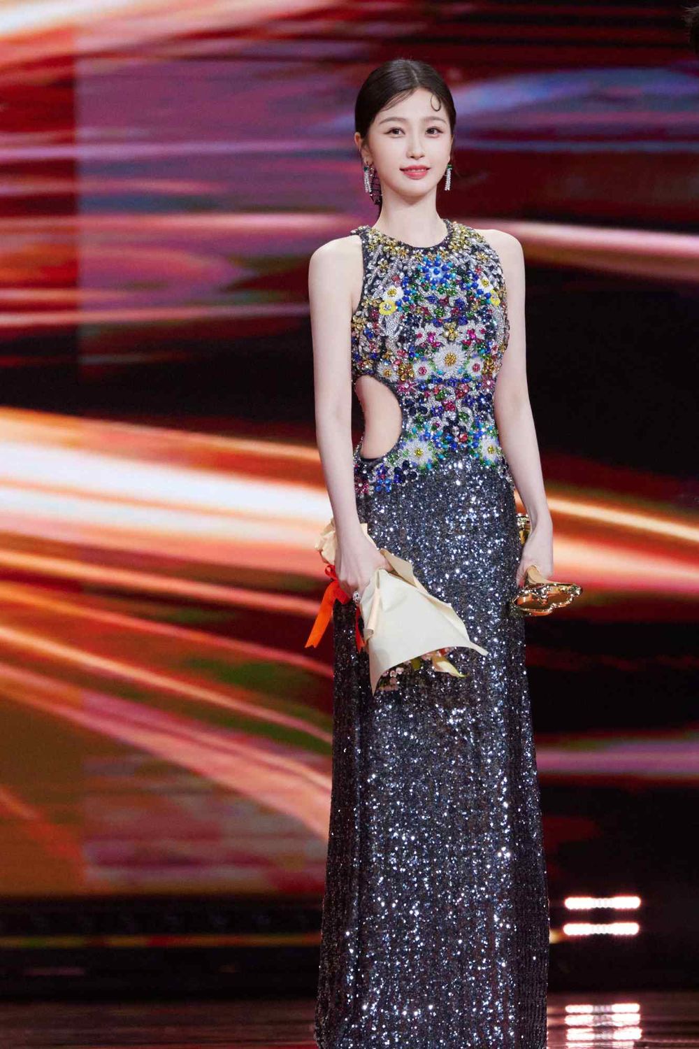 2023微博之夜出席女星紅毯造型直擊！95小花趙露思斑點裝超吸睛，古力娜扎cos選美小姐，白鹿獲全網好評！-17