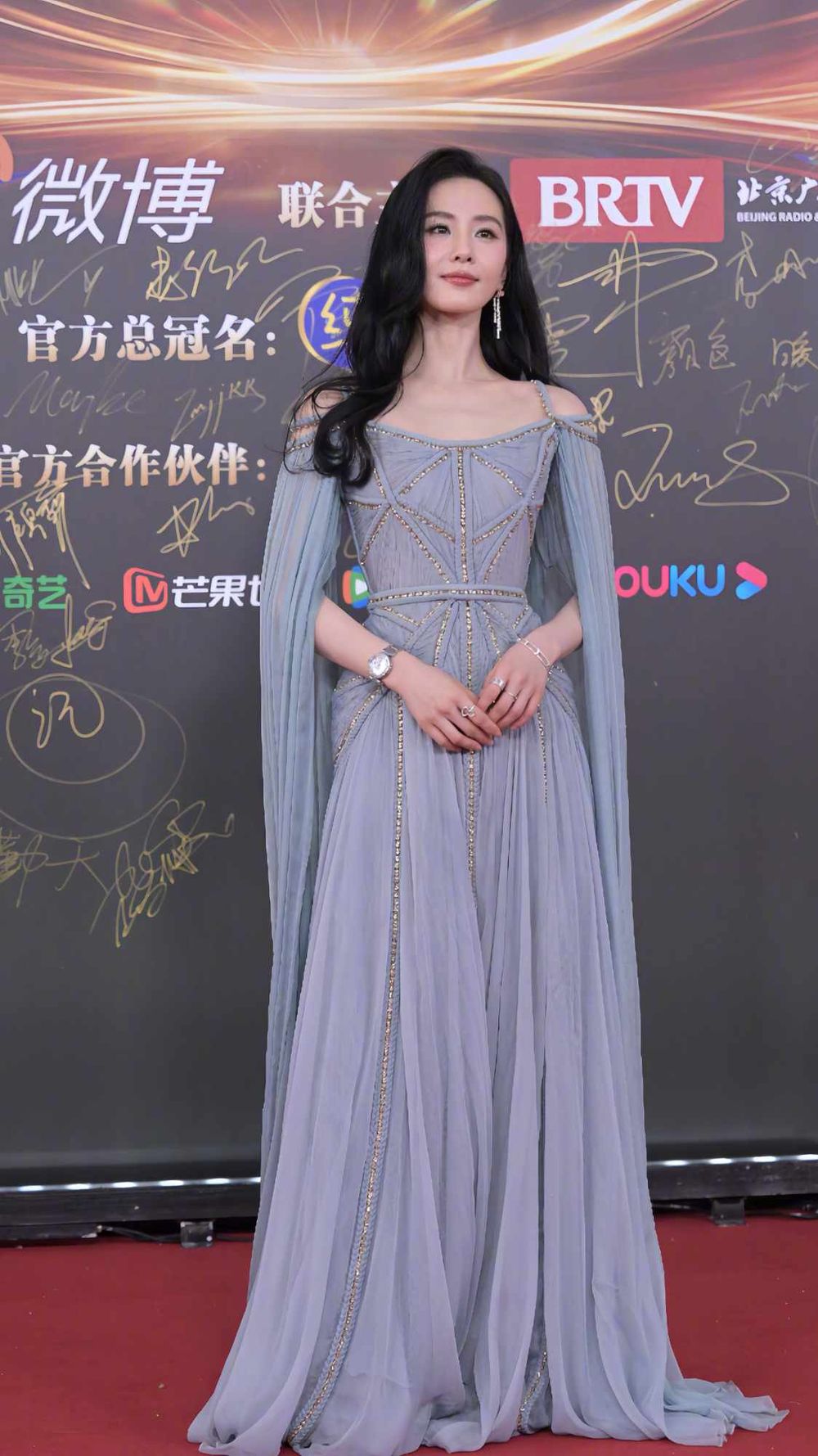 2023微博之夜出席女星紅毯造型直擊！95小花趙露思斑點裝超吸睛，古力娜扎cos選美小姐，白鹿獲全網好評！-18