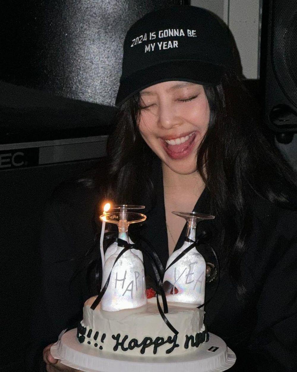 最美社長～Jennie金珍妮現身機場狀態超好！手拎香奈兒包包、準備出席大秀！-13