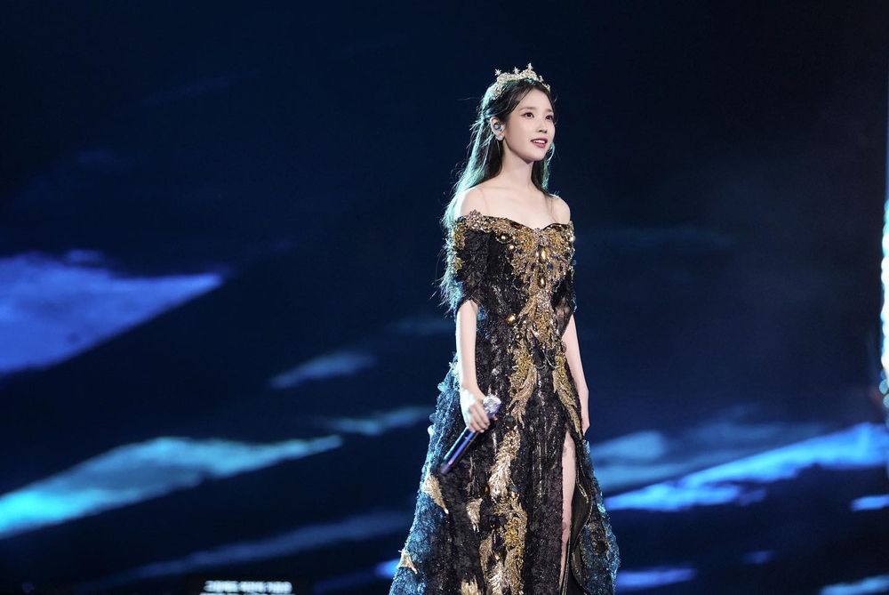IU睽違4年台灣演唱會門票日期確定！人間仙女「舞台造型」回顧，準備好衝搶票了！-6