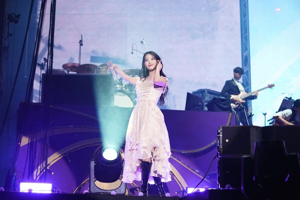 IU睽違4年台灣演唱會門票日期確定！人間仙女「舞台造型」回顧，準備好衝搶票了！-5